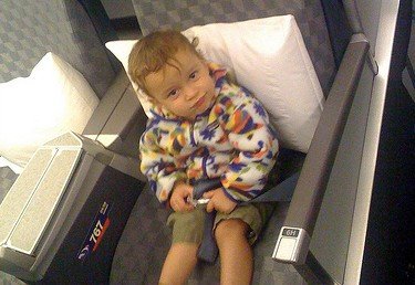 Welcher Sicherheitsgurt für Babys und Kinder im Flugzeug?
