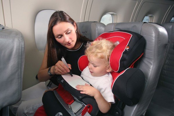 Cares Gurt: Sicher Fliegen mit Kleinkindern mit Rückhaltesystem
