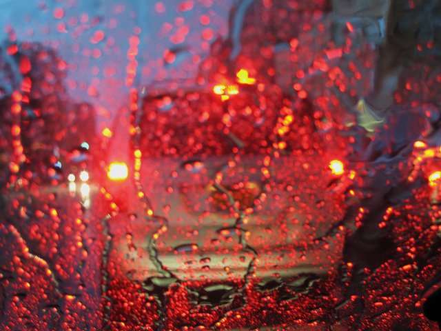 Gewitter während der Fahrt - besser anhalten © FlickR/JMazzolaa