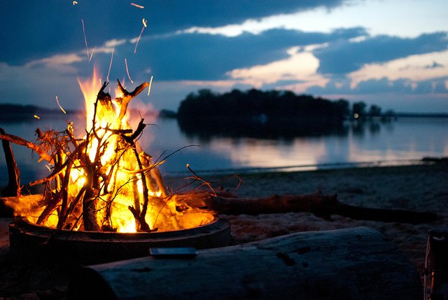 Lagerfeuer, das schönste Urlaubsritual © FlickR/Luftholen