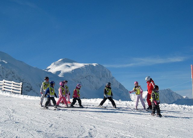 Die Großen machen den Skikurs auf der Piste © FlickR/Nassfeld