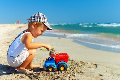 Was gibt es schöneres für Kinder, als am Strand zu spielen? © olesiabilkei - Fotolia.com