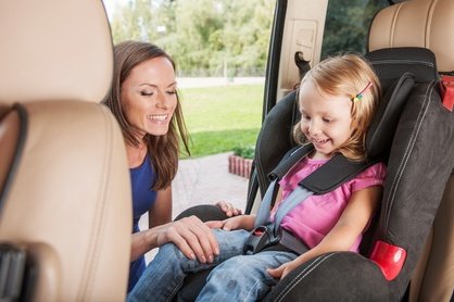Kinder im Auto richtig anschnallen 