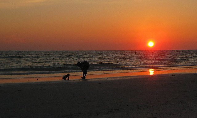 Bei Sonnenuntergang ist es am Strand sowieso am schönsten © Flickr/cavale