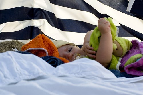 Gut geschützt ist auch ein Strandurlaub mit Baby möglich © Tom & Katrien/Flickr