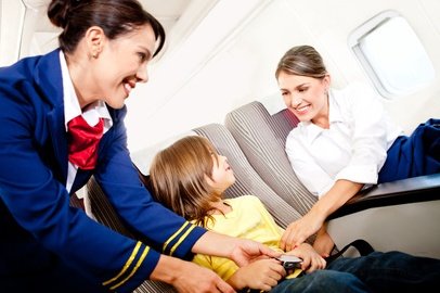 Vom Kampf einer Stewardess für mehr Kindersicherheit an Bord