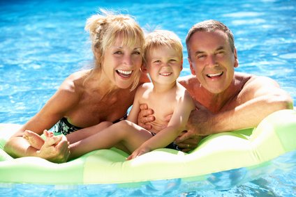 Ein Besuch im Freibad gefällt Jung und Alt © Monkey Business - fotolia.com