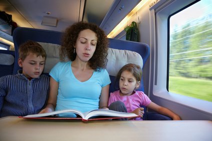 (Vor-) Lesen macht Kindern auch im Zug Spaß © fotolia.com - Pavel Losevsky