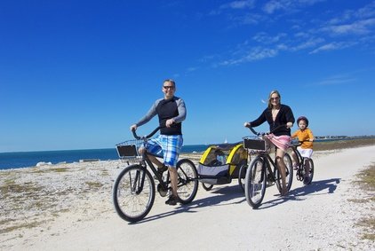 Eine Fahrradtour mit der Familie, das macht Spaß ist nachhaltiger Urlaub © Brocreative - Fotolia.com