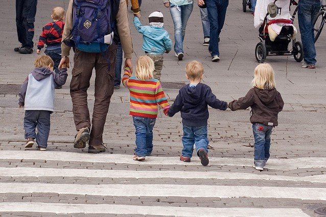 Kleine Kinder gehen im Getümmel schnell verloren © Flickr/Mats Lindh