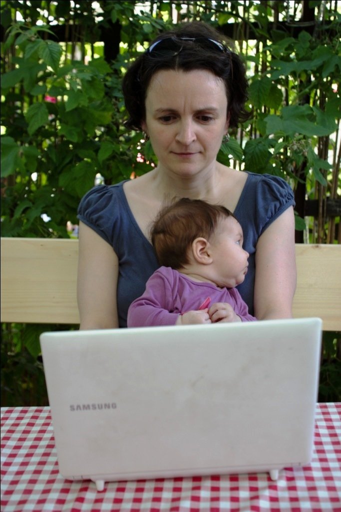 Working Mum - Jenny beim Schreiben im Schrebergarten © Weltwunderer