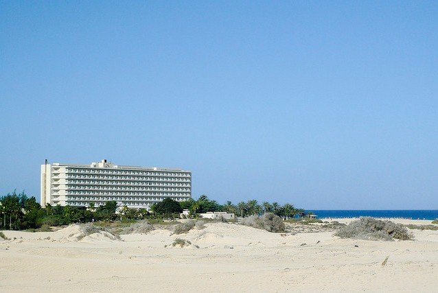 Pauschalhotel am Strand - mitten im Nichts © Flickr/Andy Mitchell