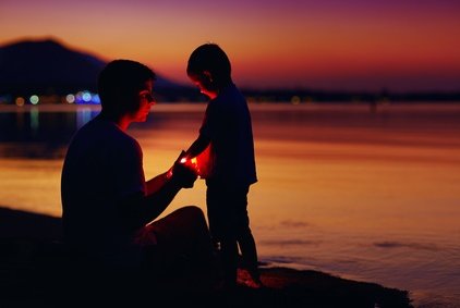 Auch abends und nachts kann man mit Kindern spannende Sachen unternehmen © Olesia Bilkei - Fotolia.com