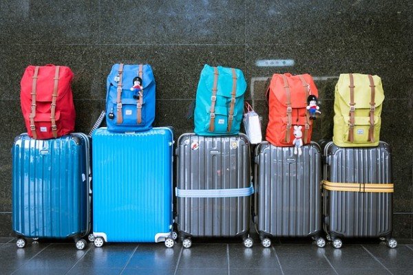 Dank dieser 10 Packtricks reist ihr nur mit Handgepäck – auch als Familie!