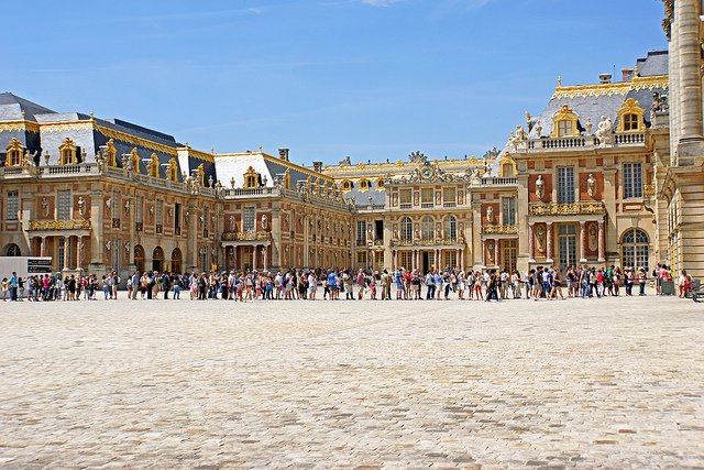 Mamaaa, wie lange dauert es noch? © France-000311 - Palace of Versailles - second lineup... von Dennis Jarvis unter CC BY-SA 2.0