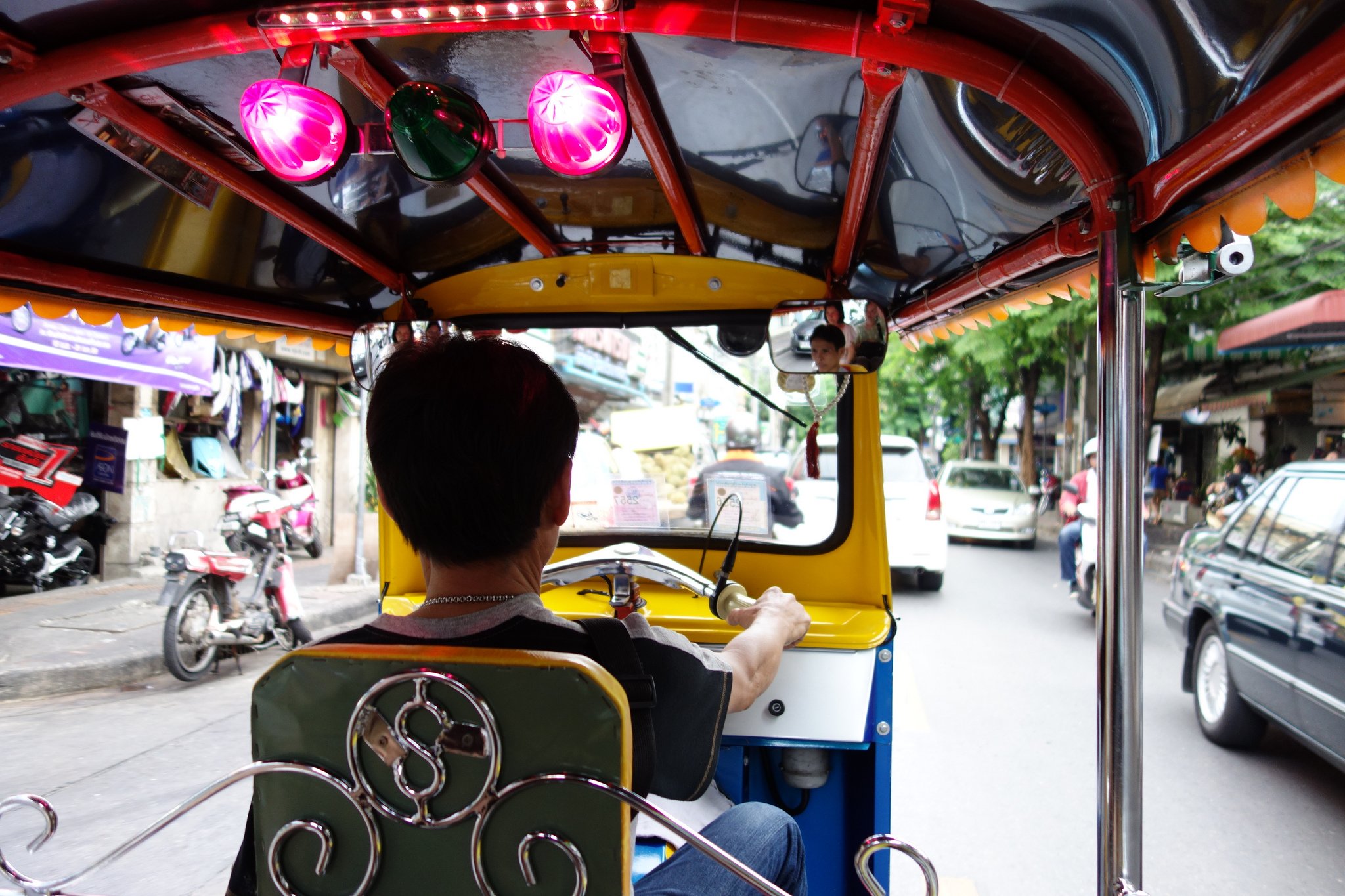 Spannend, so eine Tuktuk-Fahrt! © Go to Hospital von  m-louis .® unter CC BY-SA 2.0