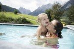 Planschen im Pool vor den Sextner Dolomiten © Family Resort Rainer