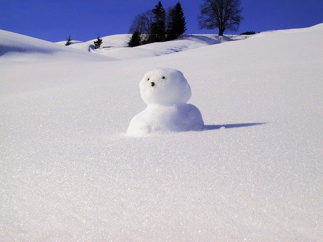 Einen Schneemann bauen, das gehört zum Winter einfach dazu © Pixabay